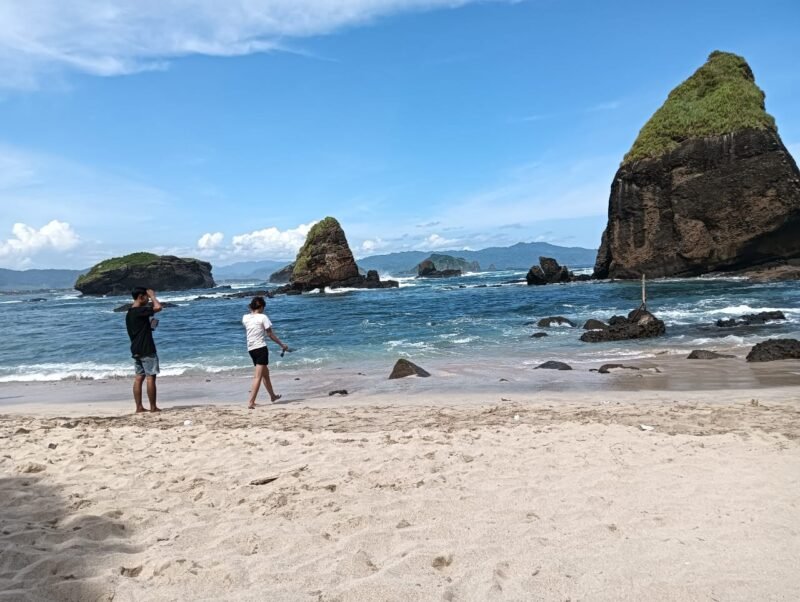 Pantai Papuma Jember, Surga Syahdu di Ujung Selatan yang Bikin Betah Pengunjung