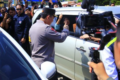 Kapolri Sapa dan Beri Bingkisan ke Pemudik di Tol Kalikangkung