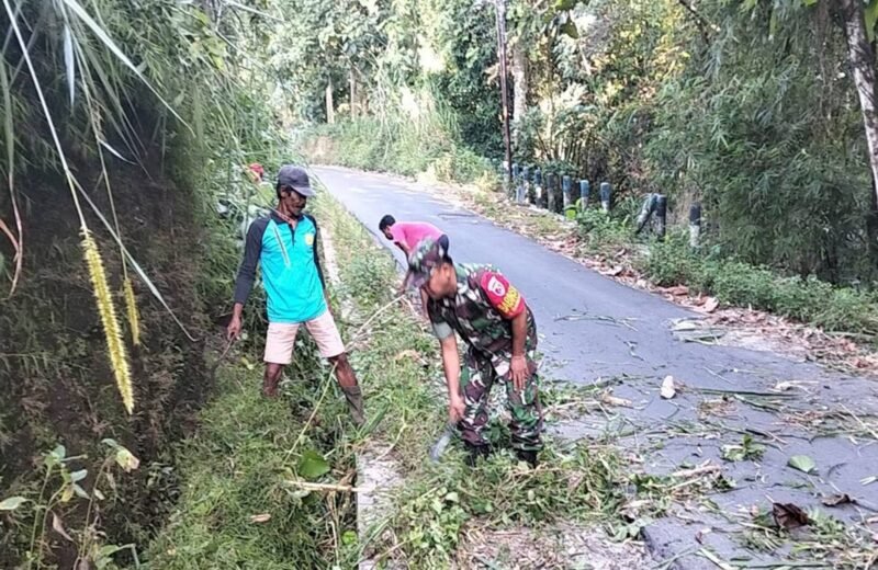 Minggu Bersih, Babinsa Ngadirenggo Bersama Warga Gotong Royong Bersihkan Lingkungan