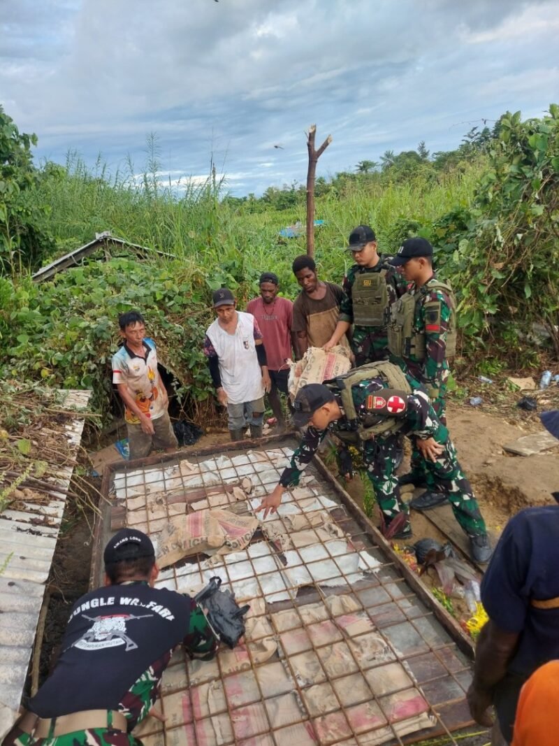 Satgas Pam Obvitnas Yonif 611/Awl Bantu Prosesi Pemakaman Warga