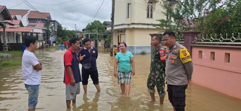 Tanggap Darurat Banjir, Babinsa dan Tim Gabungan Pantau Genangan di RT.14 Mabuun