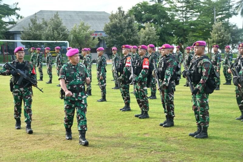 Danbrigif 4 Mar/BS Pimpin Upacara Pemberangkatan Personel Brigif 4 Mar/BS, Personel Yonif 7 Mar dan Personel Yonif 9 Mar yang Tergabung Dalam Satgas Pamtas Mobile RI – PNG Yonif 10 Mar/SBY