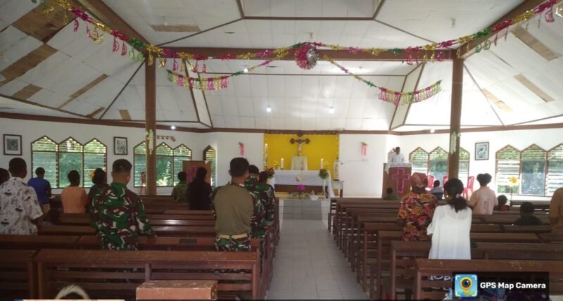 Pelihara Kerukunan Umat Beragama, Satgas Yonif 611/Awang Long Lakukan Pengamanan dan Ibadah Di Gereja