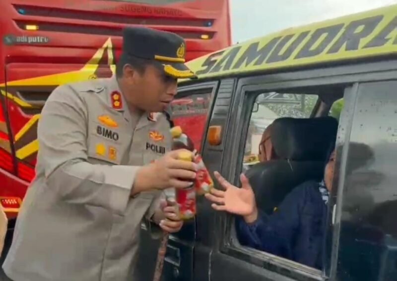 Pantau Arus Balik Lebaran di Mengkreng, Kapolres Kediri Berbagi Minuman Untuk Pengguna Jalan