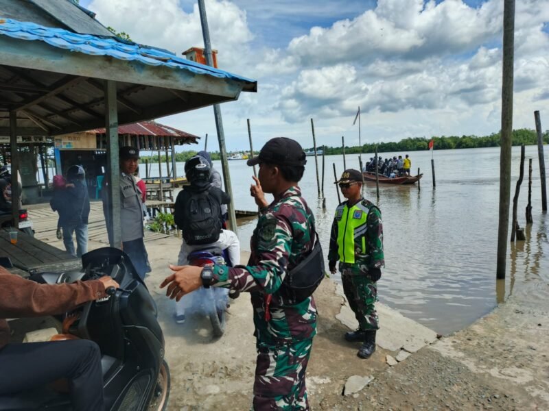 Pantau Arus Balik, Babinsa Koramil 08/Paloh Kawal Penumpang Menggunakan Kapal Feri.