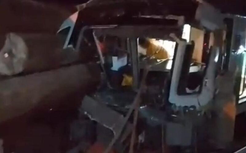 KA, Jenggala Tertemper Truk Muatan Kayu Gelondongan di Kecamatan Kebomas Gresik, Satu Orang Dikabarkan Meninggal Dunia