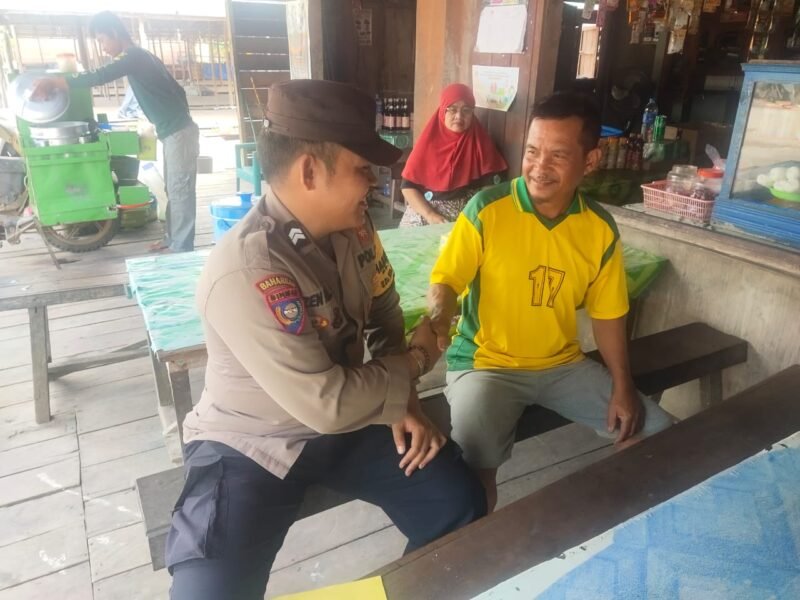 Sambangi Warga Dengan Humanis, personel Polsek Sebangau Kuala Sampaikan Pesan Kamtibmas kepada Warganya