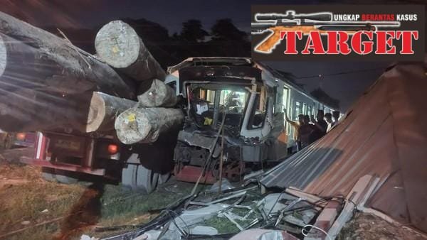 Foto: Truk pengangkut kayu gelondongan kecelakaan dengan KA Jenggala jurusan Stasiun Indro-stasiun pasar Turi di perlintasan Kelurahan Tenggulunan, Kebomas, Gresik.