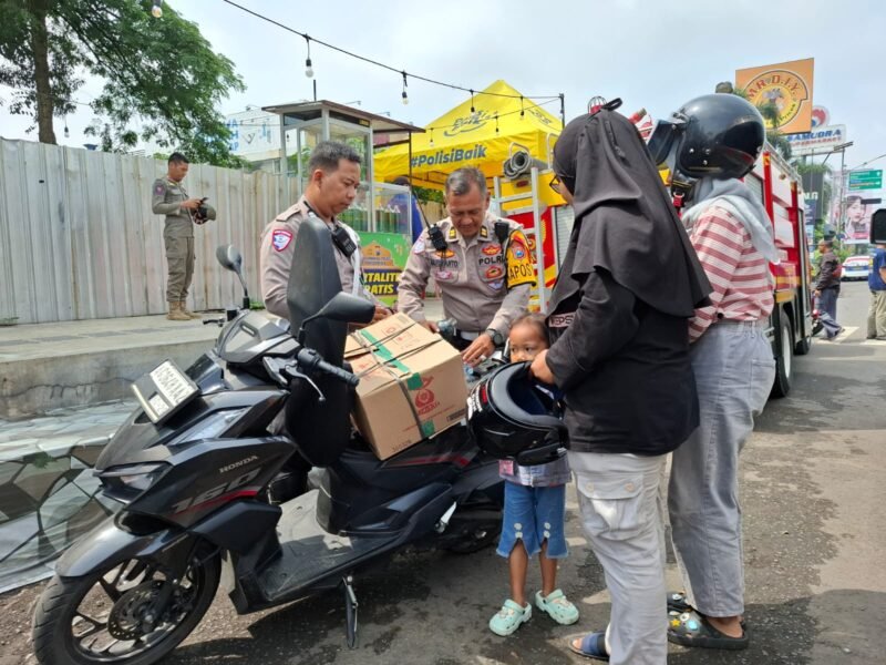 Bantu Pemudik Kehabisan Bensin, Polisi di Kota Kediri Tuai Pujian