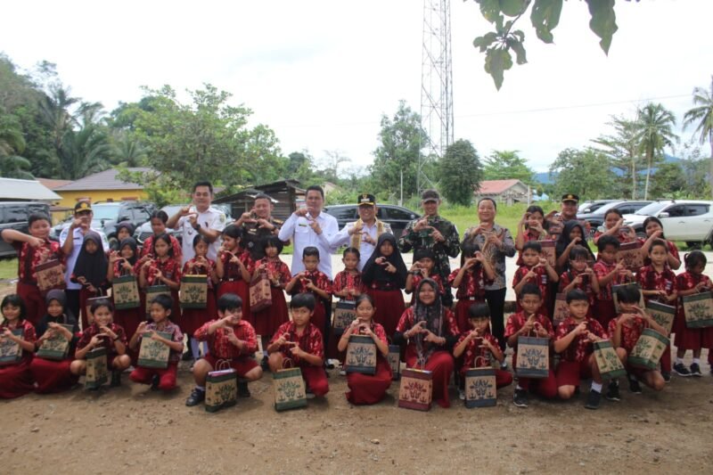Forkopimda Tabalong Serahkan 1000 Makanan Bergizi Gratis untuk Siswa SD di Kecamatan Upau