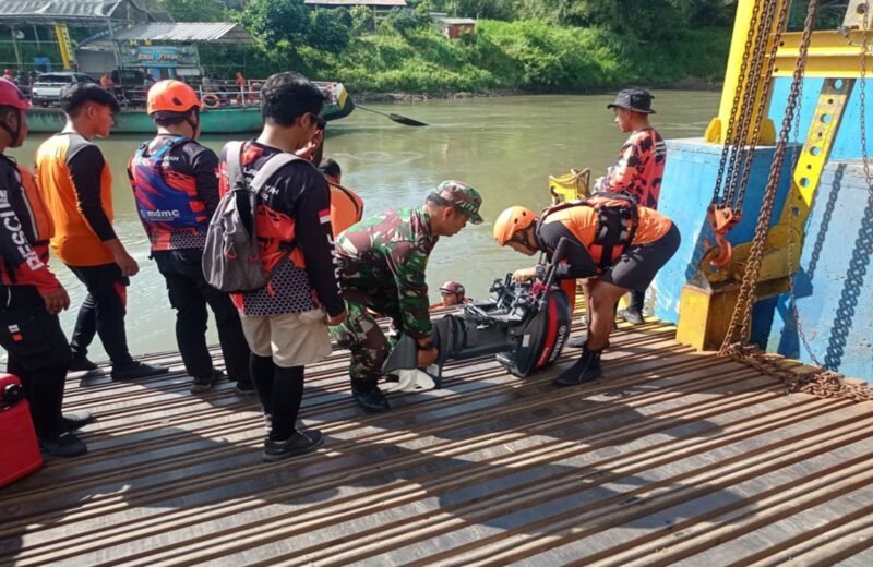 Setelah Dua Hari, Babinsa Dan Tim Pencarian Gabungan Berhasil Menemukan Korban Hanyut Di Sungai Brantas Blitar