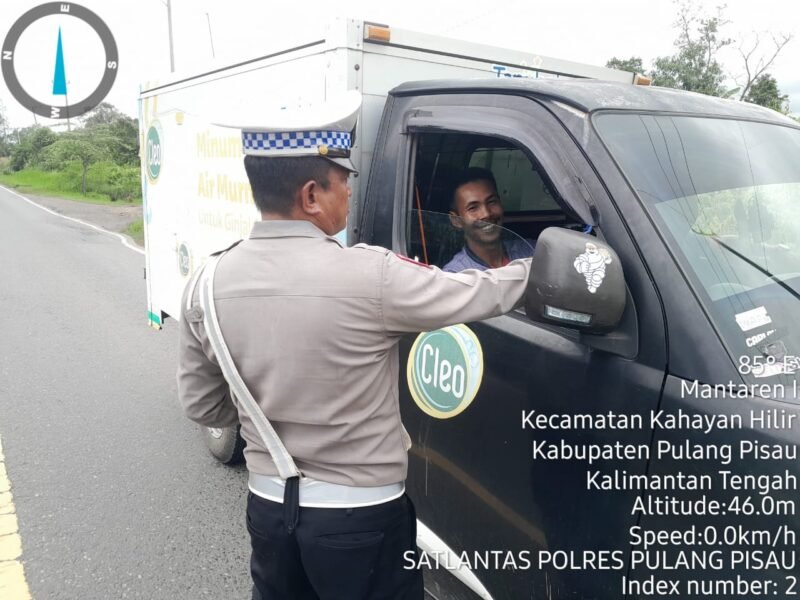 Anggota Satlantas Polres Pulang Pisau Memberi Teguran Kepada Pengemudi Yang Tidak Menggunakan Sabuk Pengaman dengan baik