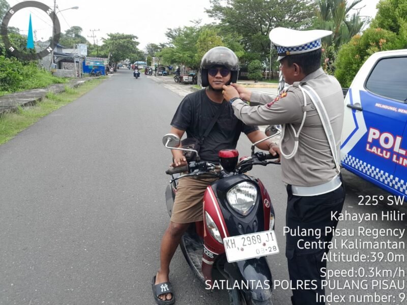 Satlantas Polres Pulang Pisau Sosialisasi Penggunaan Helm dengan Benar