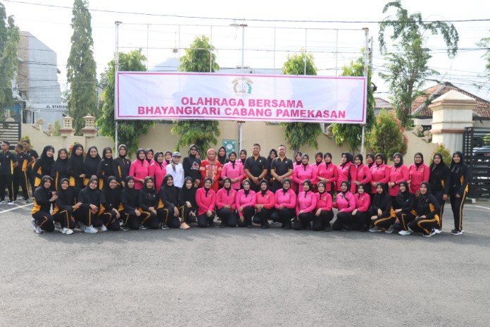 Mempererat Silaturrahmi dan Jaga Stamina, Polres Pamekasan Gelar Senam Bersama Dengan Bahayangkari