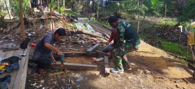 Atasi Kesulitan Warga Babinsa Sabing Bantu Pembuatan Tower Penampungan Air Bersih