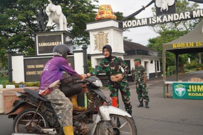 Kodam IM bagikan 178 Paket Makanan pada Jum’at Berkah