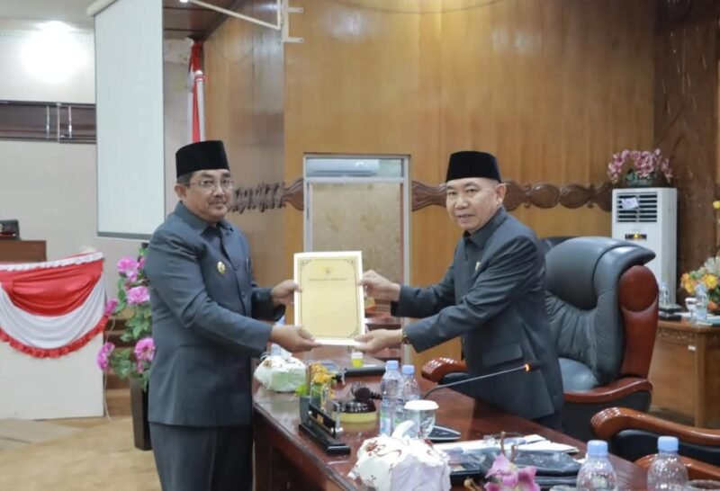 Bupati Drs H.Anwar, Sadat M,Ag Hadiri rapat Paripurna ke 3 DPRD, kabupaten Tanjung jabung barat