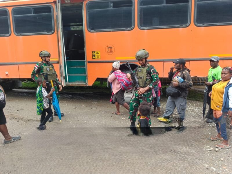 Bantu Kenyamanan Warga, Personel Satgas Yonif 611/Awang Long Melaksanakan Pengawalan Bus