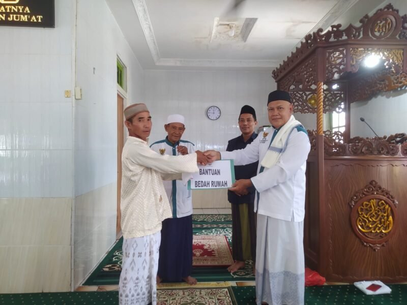 Babinsa Perapakan Dampingi Penyerahan Bansos Dari UPZ Kec. Pemangkat Untuk Warga Kurang Mampu
