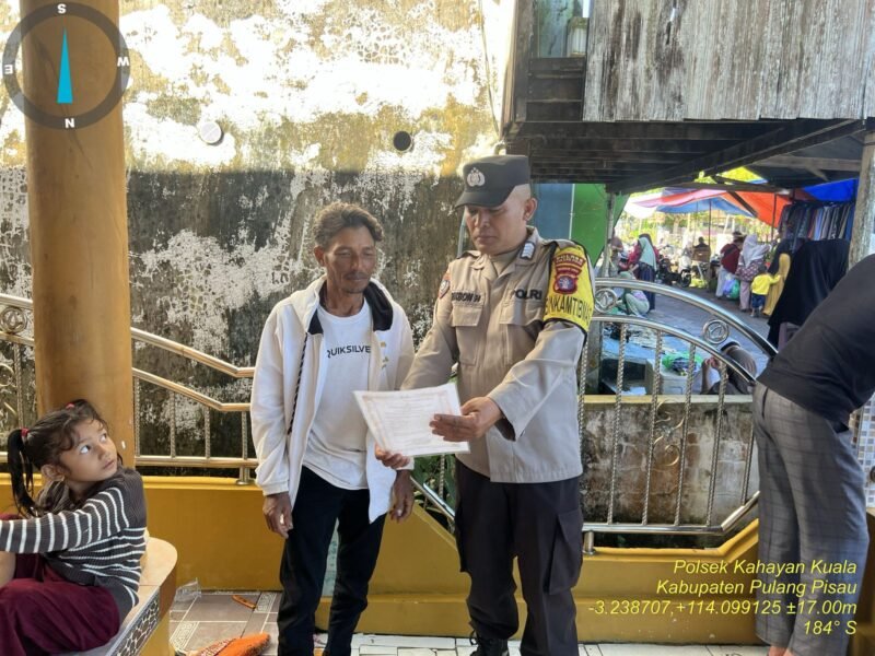 Personel Polsek Kahayan Kuala melaksanakan sosialisasi Maklumat Kapolda Kateng terkait mengemukakan pendapat di muka umum