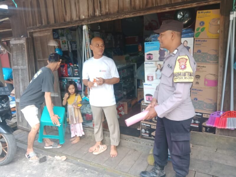 Bhabinkamtibmas sambang dan memberikan himbauan kamtibmas Kepada warga