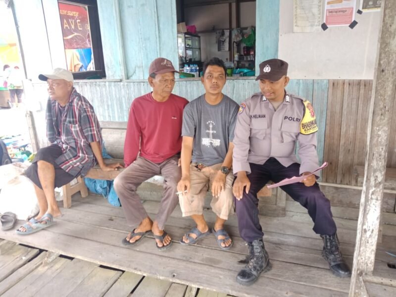 Permudah Komunikasi Bhabinkamtibmas Bagikan Kartu Nama untuk Warga