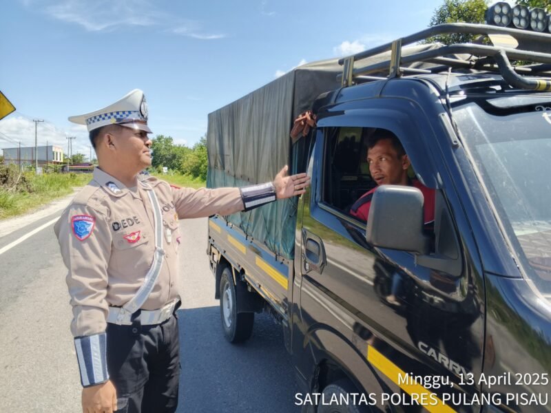 Anggota Satlantas Polres Pulang Pisau Memberi Teguran Kepada Pengemudi Yang Tidak Menggunakan Sabuk Pengaman dengan baik