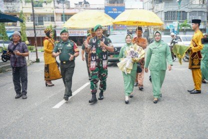 Resmi Jabat Dandim 0416/Bute, Letkol Inf Dedy Pungky Disambut Dengan Tradisi Militer Sakral