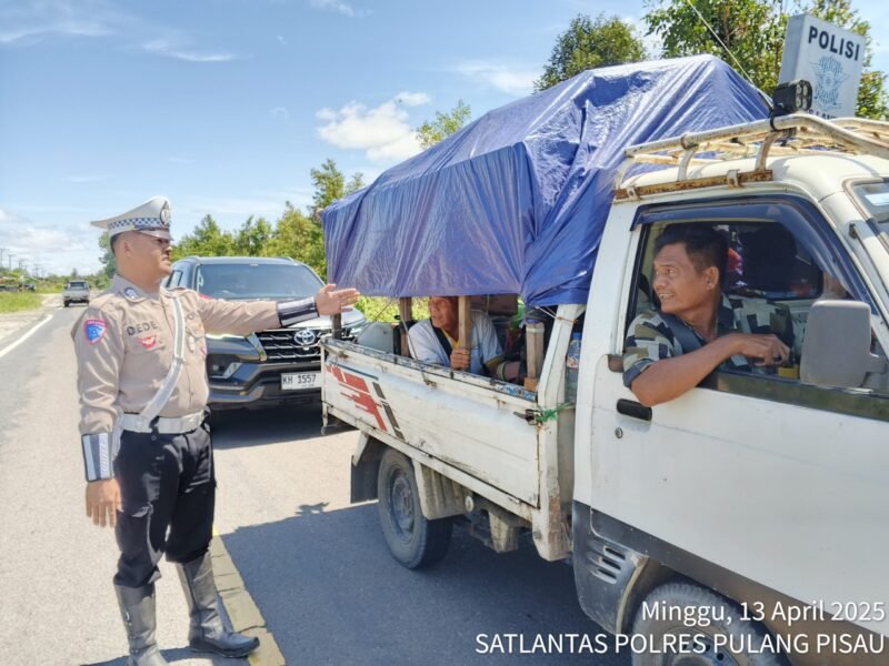 Personil Satlantas Polres Pulang Pisau Edukasi Pengemudi Pick Up Agar Tidak Mengangkut Orang
