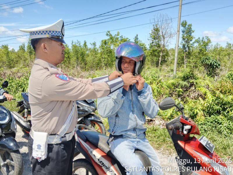 Satlantas Polres Pulang Pisau Terus Sosialisasikan Penggunaan Helm dengan Benar Saat Berkendara