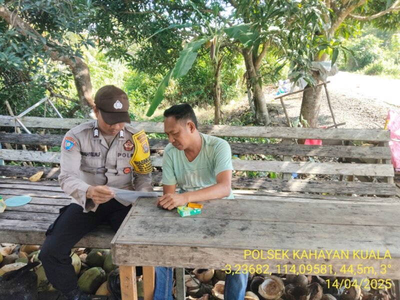 Personel Polsek Kahayan Kuala melaksanakan sosialisasi Maklumat Kapolda Kateng terkait mengemukakan pendapat di muka umum