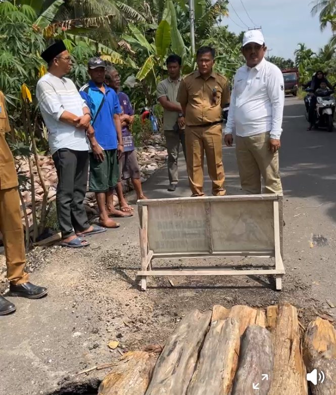 Bupati Drs H Anwar Sadat M,Ag di dampingi kepala dinas PUPR ,turun langsung tinjau Jalan Rusak Parah di Tungkal Ilir