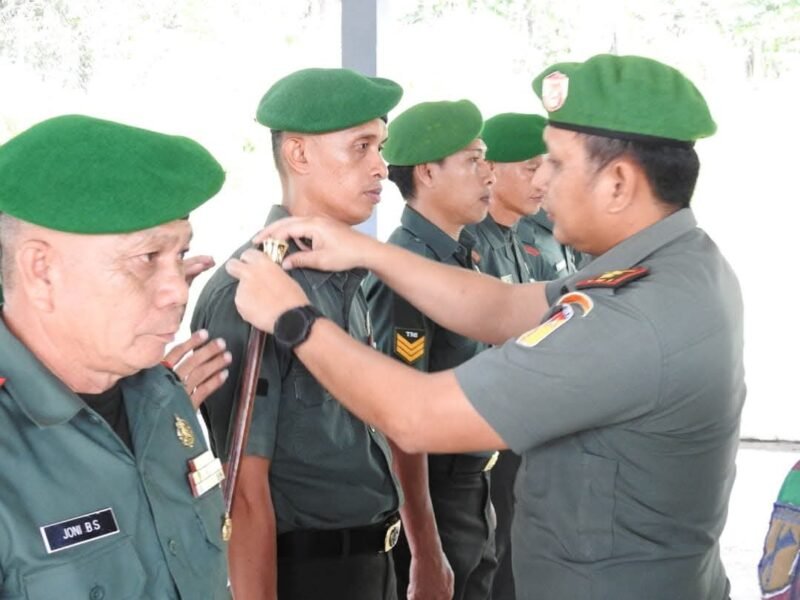 Dandim 1314/Gorut Pimpin Upacara Kenaikan Pangkat dan Pelepasan Purna Tugas