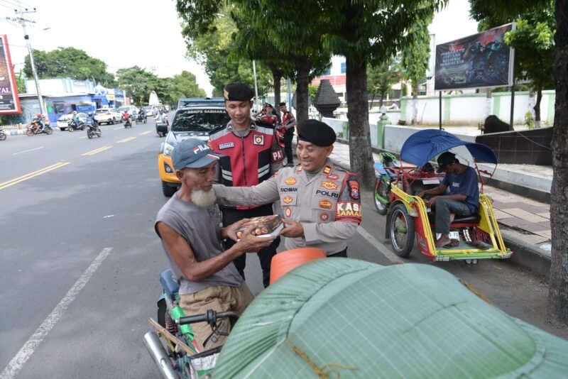 Sambil Patroli Polisi Berbagi Nasi Kotak ke Pekerja Jalanan di Situbondo