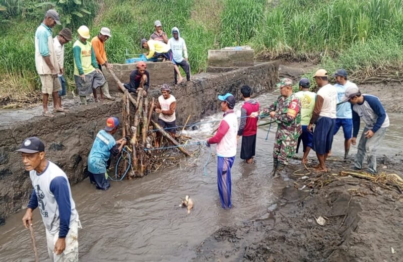 Babinsa Desa Jatinom Bersama Warga dan Poktan Mekar Sari Gotong Royong Bersihkan Dam Sungai Nglaos