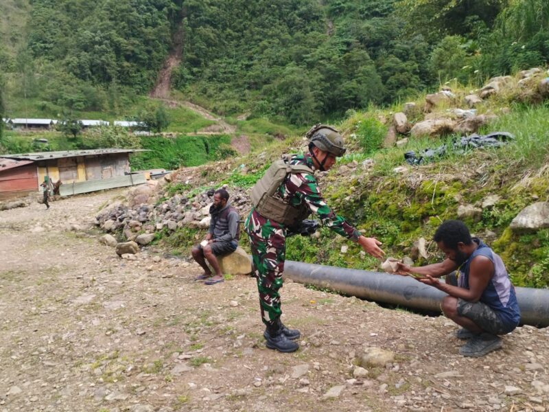 Satgas Pam Obvitnas PT.F.I. Yonif 611/Awang Long Melaksanakan Komsos Sekaligus Berbagi Makanan