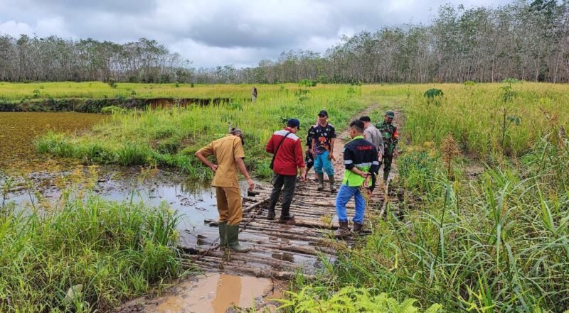 Babinsa Koramil 1008-02/Haruai Mediasi Warga Terkait Dugaan Pencemaran Kolam Ikan di Desa Bongkang
