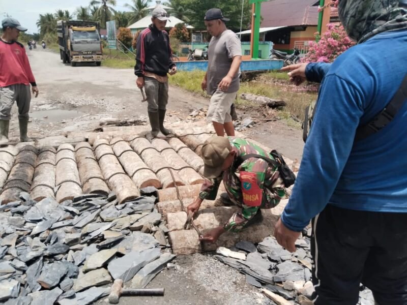 Bantu Kesulitan Warga Babinsa Matang Tetap Turun Bantu Warga Perbaiki Jalan Rusak