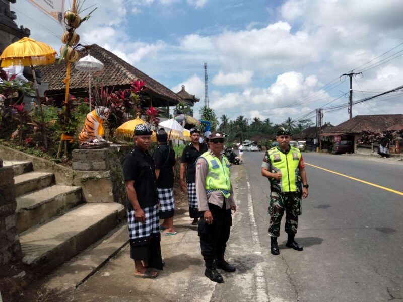 Polsek Baturiti Amankan Giat Piodalan di Pura Penataran Baturiti