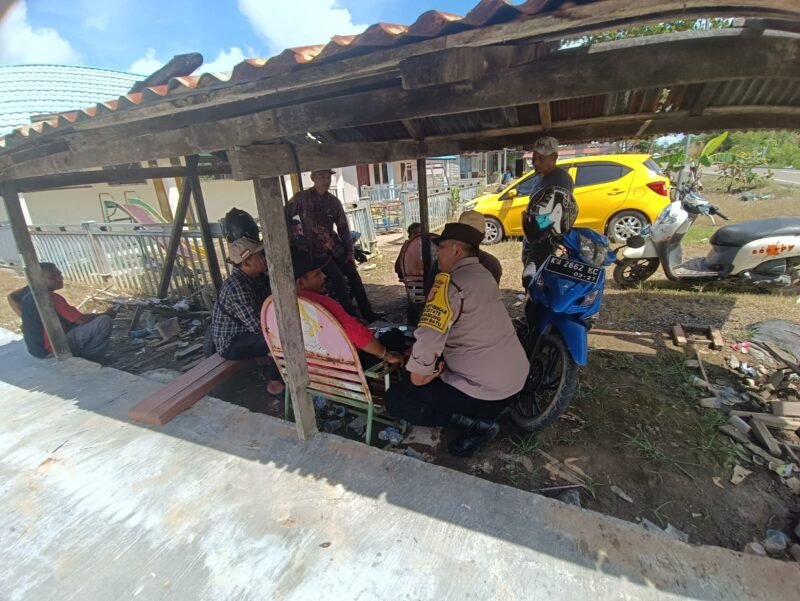 CEGAH GANGGUAN KAMTIBMAS DAN JALIN SILATURAHMI, BHABINKAMTIBMAS SAMBANGI WARGA DESA BINAAN