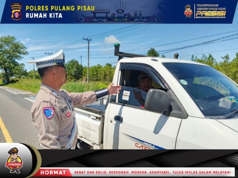 Anggota Satlantas Polres Pulang Pisau Memberi Teguran Kepada Pengemudi Yang Tidak Menggunakan Sabuk Pengaman dengan baik