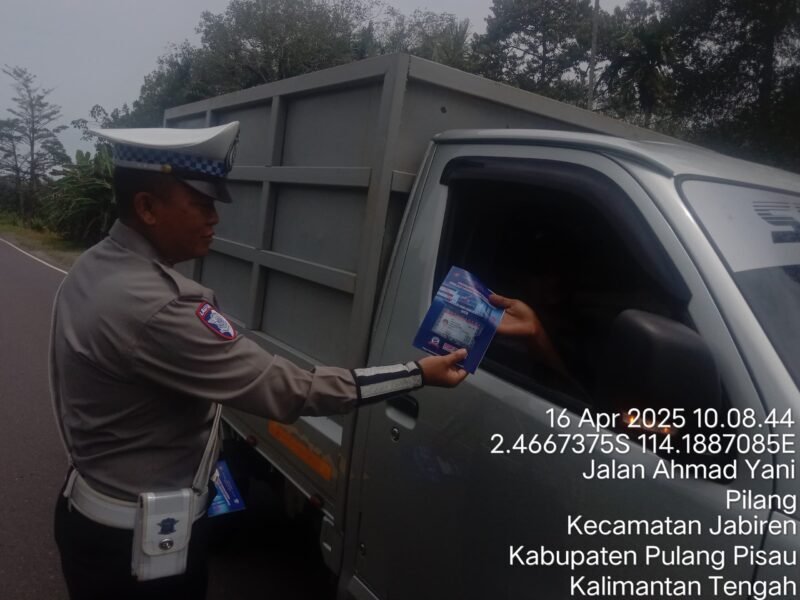 Personel Lantas Memberikan Himbauan Dan Pembagian Brosur Kamseltibcarlantas