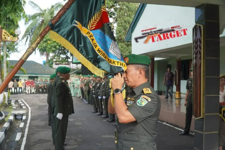 Penuh Haru, Prajurit dan PNS Korem 172/PWY Lepas Brigjen TNI Dedi Hardono, S.I.P