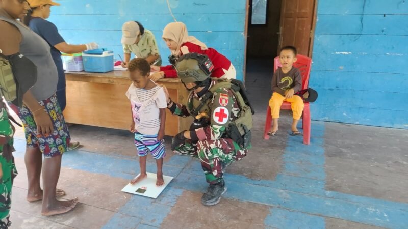Peduli Masyarakat, Satgas Yonif 611/Awang Long Gelar Posyandu Bagi Masyarakat Mimika