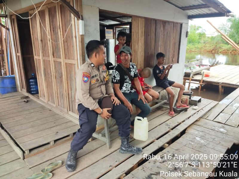 Sambangi Warga Dengan Humanis, personel Polsek Sebangau Kuala Sampaikan Pesan Kamtibmas kepada Warganya