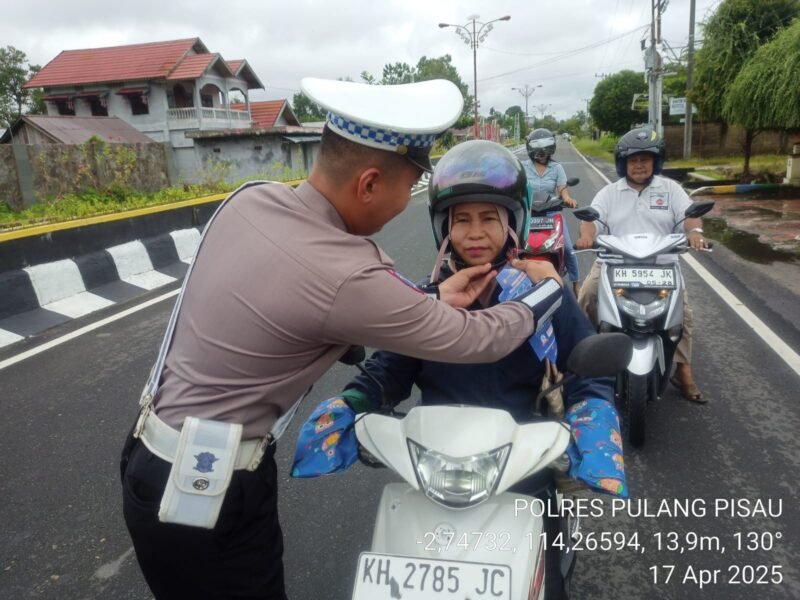 Satlantas Polres Pulang Pisau Sosialisasi Penggunaan Helm dengan Benar