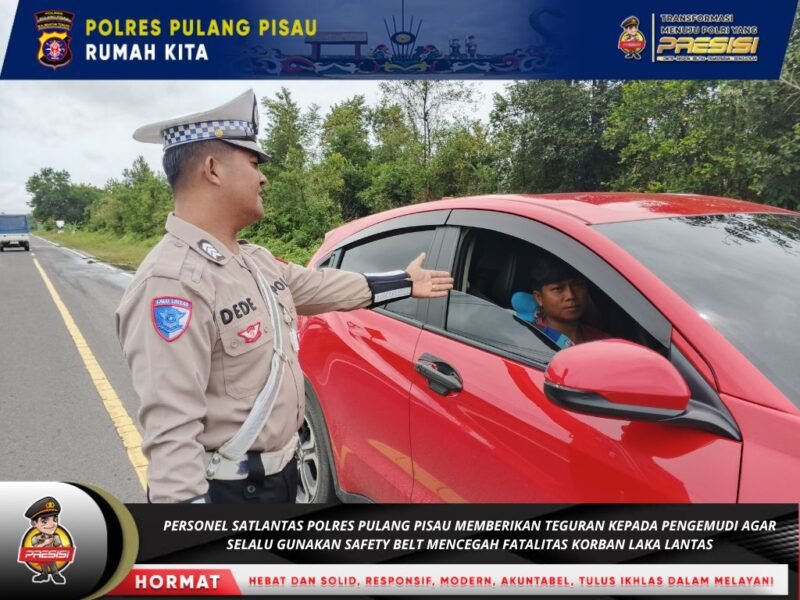 Anggota Satlantas Polres Pulang Pisau Memberi Teguran Kepada Pengemudi Yang Tidak Menggunakan Sabuk Pengaman dengan baik