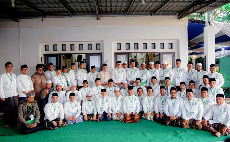 Pengasuh Ponpes, Internasional AL ILLIYIN Bersama Para Kyai Gelar Kunjungan ke Habib Lutfi bin Yahya di Pekalongan