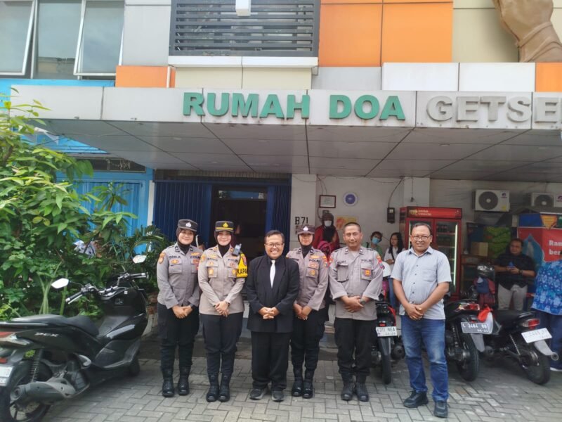 Kapolsek Sedati Turun Langsung Pastikan Keamanan Gereja Saat Ibadah Paskah