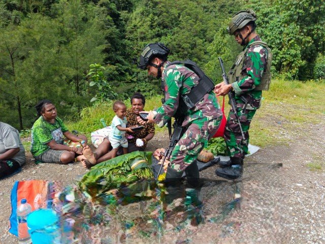 Personil Satgas, Yonif 611/ Awang Long Kembali Gelar Jum’at Berkah Berbagi Makanan